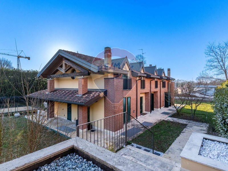 Villa in Vendita a Lesmo, 650'000€, 492 m²