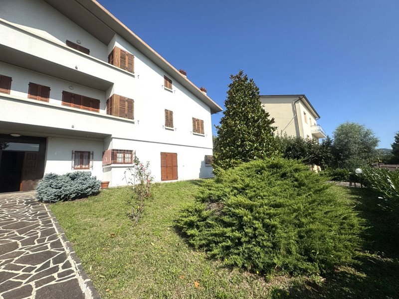 Casa Semi Indipendente in Vendita a Fabriano, 350'000€, 460 m²