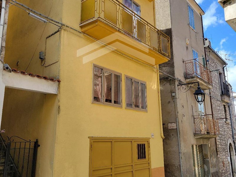 Trilocale in Vendita a Monteroduni, 57'000€, 125 m²