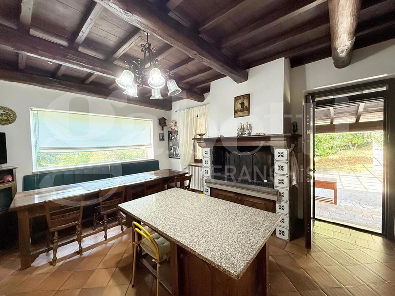 Villa in Vendita a Orte, 420'000€, 440 m²