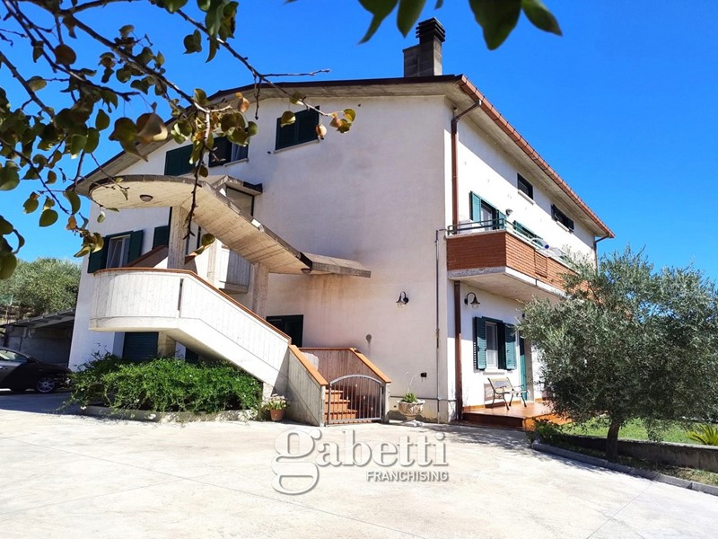 Villa bifamiliare in Vendita a Campobasso, 209'000€, 190 m², arredato