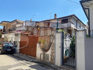 Villa in Vendita a Teverola, 350'000€, 310 m²