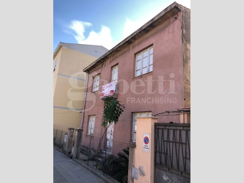Casa Indipendente in Vendita a Oristano, 249'000€, 270 m²