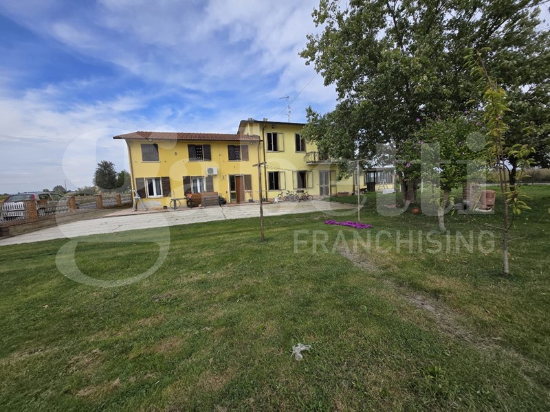 Villa bifamiliare in Vendita a Melara, 115'000&euro;, 220 m²