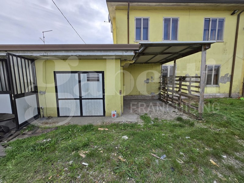 Villa in Vendita a Melara, 195'000&euro;, 400 m²