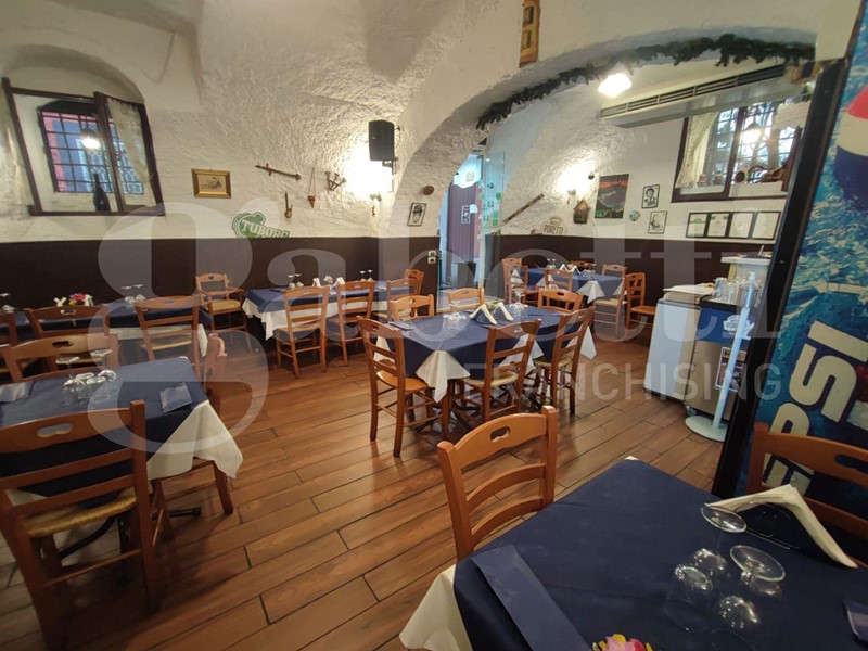 Attività commerciale in Vendita a Napoli, 210'000€, 110 m²