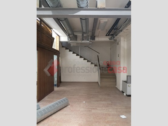 Ufficio in Vendita a Frosinone, 250'000€, 415 m²