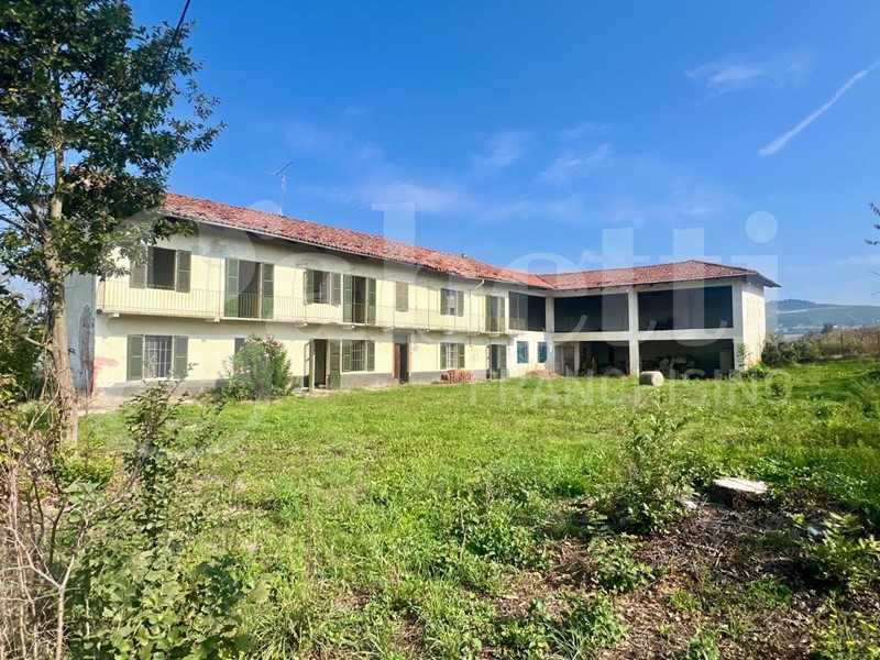 Casale in Vendita a Barolo, 155'000€, 205 m²