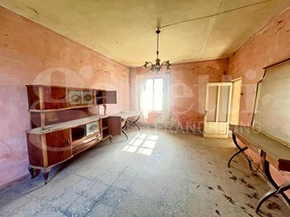 Casale in Vendita a Barolo, 155'000€, 205 m²