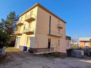 Appartamento in Vendita a Fornovo di Taro, 105'000&euro;, 140 m²