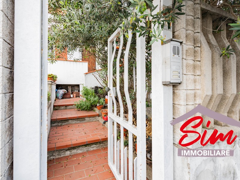 Villa in Vendita a Oleggio, 209'000€, 151 m², con Box