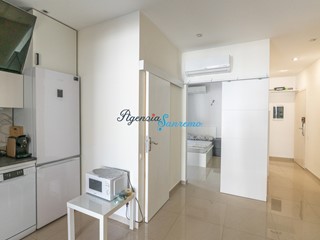 Trilocale in Vendita a Sanremo, 170'000€, 47 m², arredato, con Box