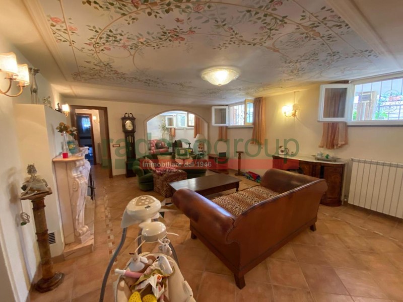 Casa Indipendente in Vendita a Livorno, zona Antignano, 330 m², con Box