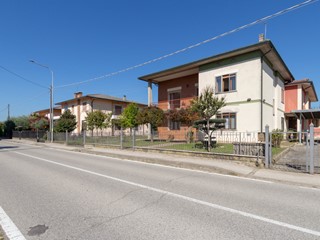 Casa Semi Indipendente in Vendita a Quinto Vicentino, 250'000&euro;, 285 m²