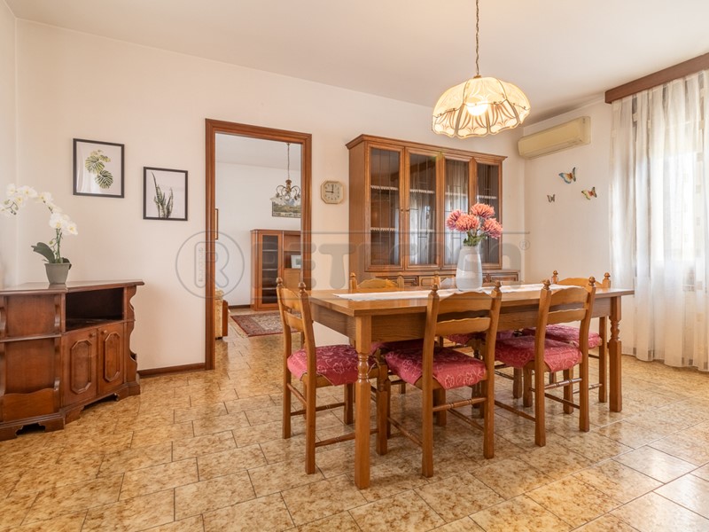 Casa Semi Indipendente in Vendita a Pozzoleone, 173'000&euro;, 313 m², con Box