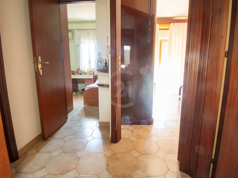 Trilocale in Vendita a Aci Sant'Antonio, zona Santa Maria La Stella, 60'000€, 60 m², con Box
