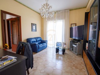 Trilocale in Vendita a Aci Sant'Antonio, zona Santa Maria La Stella, 60'000€, 60 m², con Box
