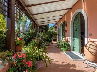 Villa in Vendita a Carrara, 640'000€, 271 m²