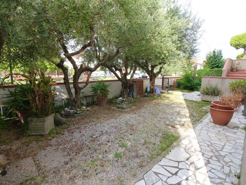 Villa bifamiliare in Vendita a Vicopisano, zona Uliveto Terme, 260'000€, 150 m², con Box