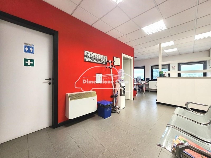 Ufficio in Vendita a Capannori, zona Lammari, 120'000€, 92 m²