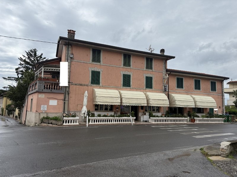 Immobile commerciale in Vendita a Massarosa, zona Piano di Mommio, 422'000€, 610 m²