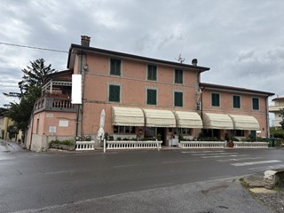 Immobile commerciale in Vendita a Massarosa, zona Piano di Mommio, 422'000€, 610 m²
