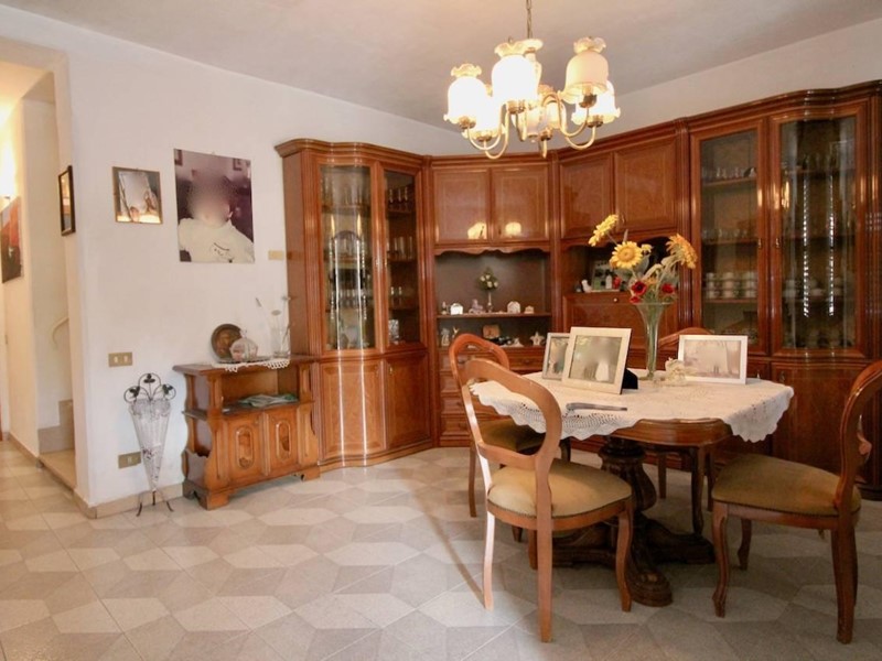Casa Indipendente in Vendita a Cascina, zona Zambra, 185'000€, 135 m²
