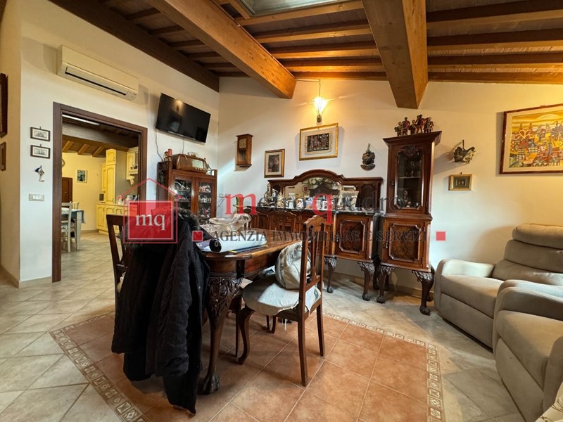 Quadrilocale in Vendita a Cascina, zona San Lorenzo a Pagnatico, 150'000€, 90 m², arredato