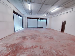 Capannone in Affitto a Cascina, 650€, 100 m²