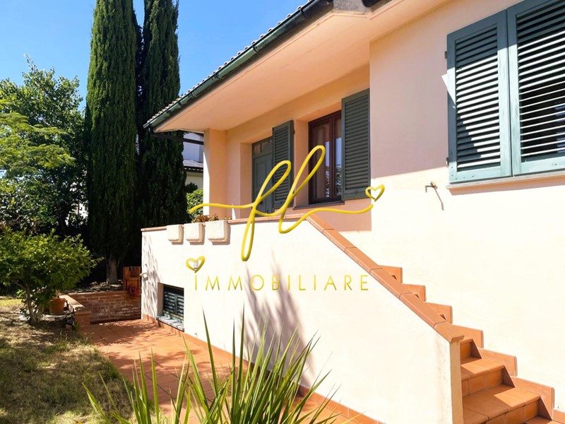 Villa bifamiliare in Vendita a Pomarance, 242'000€, 155 m², con Box