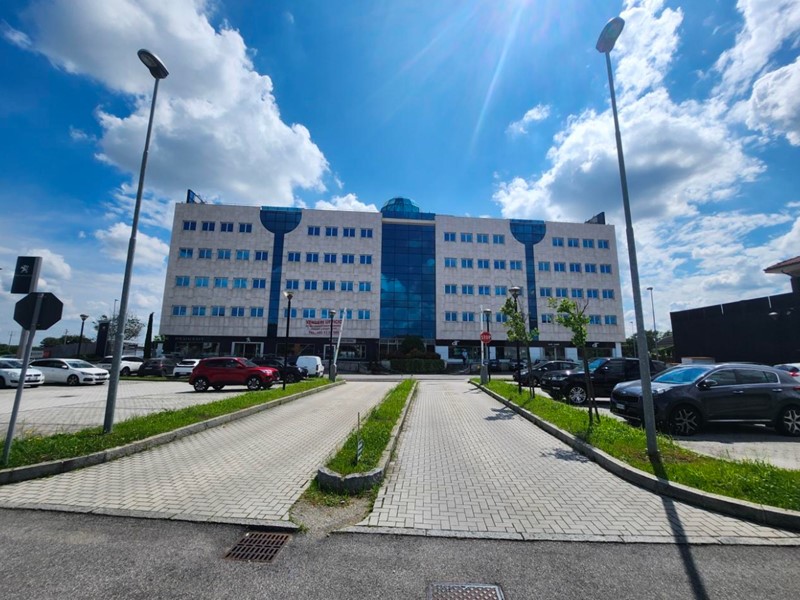 Ufficio in Vendita a Concorezzo, 359'000€, 356 m²