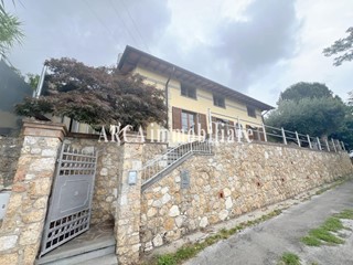 Villa in Vendita a Pietrasanta, 720'000€, 179 m², con Box