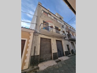 Bilocale in Vendita a Aci Catena, 52'000€, 55 m²