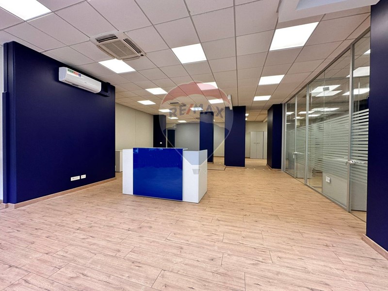 Immobile commerciale in Vendita a Ancona, 430'000€, 853 m²