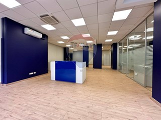 Immobile commerciale in Vendita a Ancona, 430'000€, 853 m²