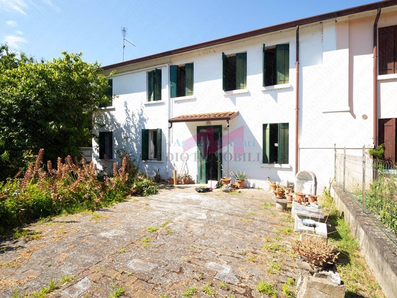 Casa Semi Indipendente in Vendita a Trecenta, 75'000€, 200 m²