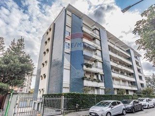 Trilocale in Vendita a Rho, 240'000€, 90 m²