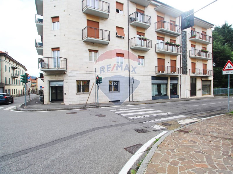 Immobile commerciale in Vendita a Ponte San Pietro, 180'000€, 305 m²