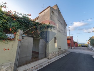 Casa Indipendente in Vendita a Carinola, 69'000€, 177 m²