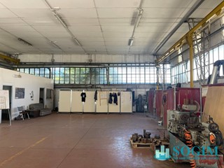 Capannone in Vendita a Cologno Monzese, 350'000€, 414 m²