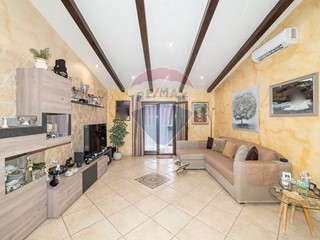 Quadrilocale in Vendita a Mascalucia, 189'000€, 125 m²