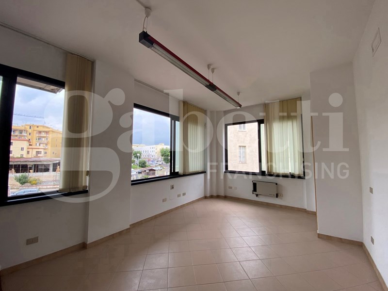 Ufficio in Affitto a Formia, 700€, 71 m²