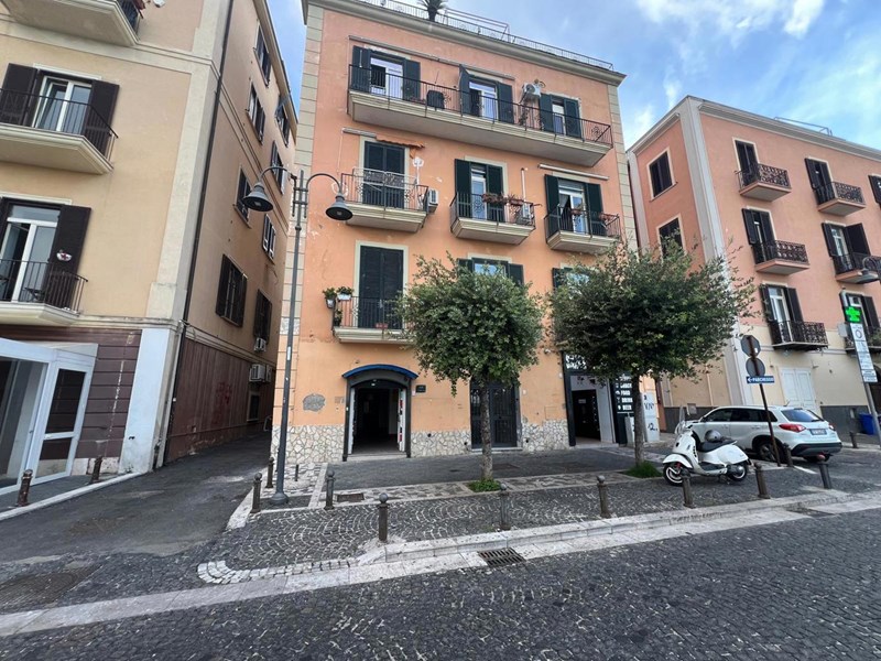 Negozio in Affitto a Pozzuoli, 1'200€, 60 m²