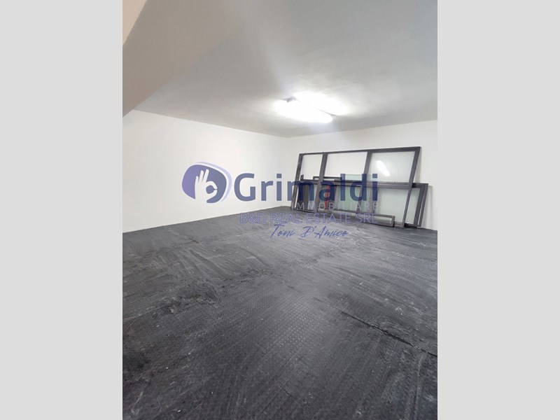 Magazzino in Vendita a Palermo, 390'000€, 385 m²