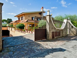 Casa Indipendente in Vendita a Grottaferrata, 669'000€, 300 m², con Box