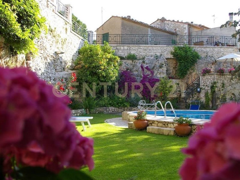 Attività commerciale in Vendita a Manciano, zona Saturnia, 1'400'000€, 523 m²