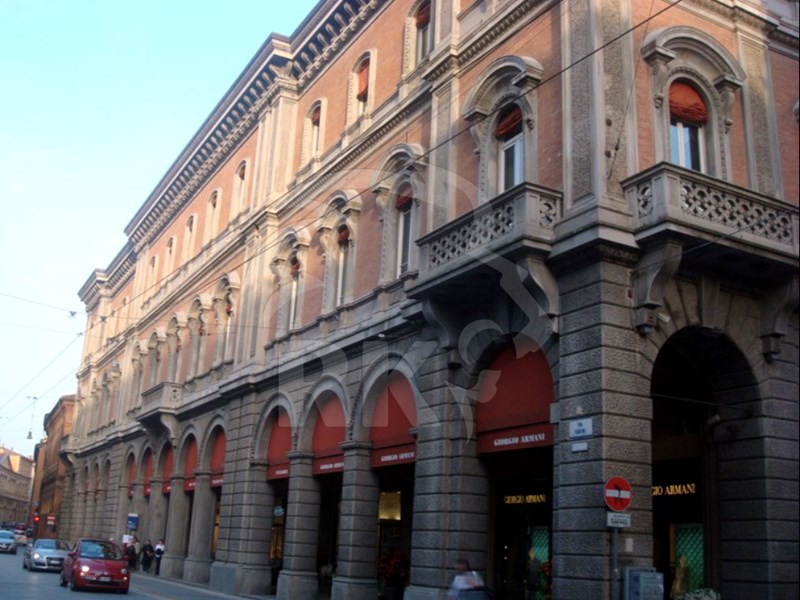 Ufficio in Affitto a Bologna, zona Centro Storico, 1'750€, 131 m², con Box