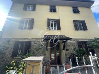 Casa Semi Indipendente in Vendita a Massarosa, zona Montigiano, 250'000€, 220 m², arredato