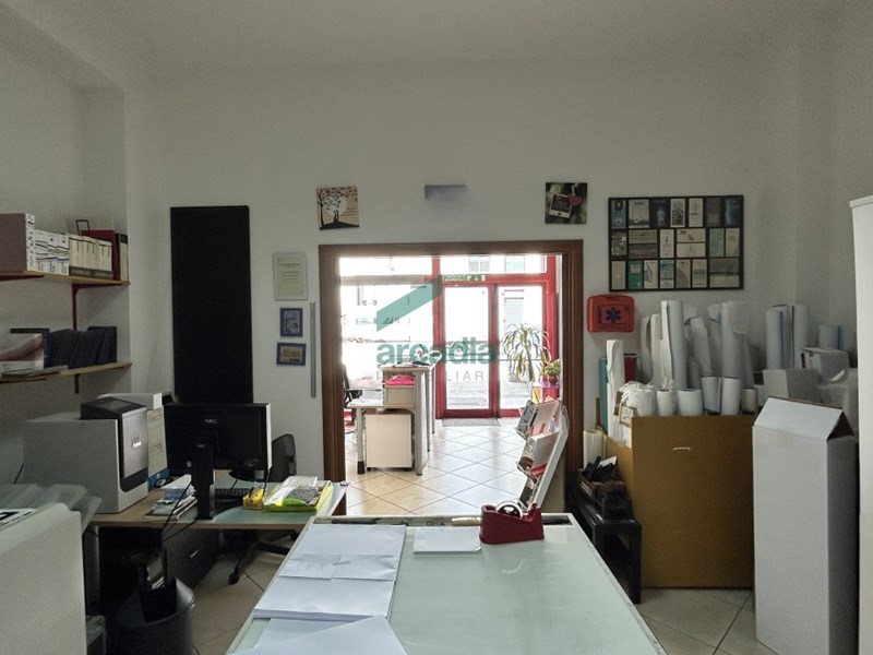 Capannone in Vendita a Modugno, zona Zona Industriale, 250'000€, 540 m²