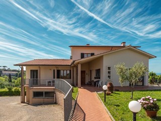 Casa Indipendente in Vendita a Crespina Lorenzana, 490'000€, 310 m², con Box